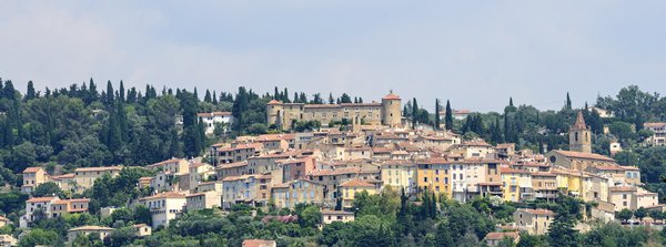 Peut-on trouver une location de vacances en Provence avec des ateliers de peinture et des visites de vignobles?